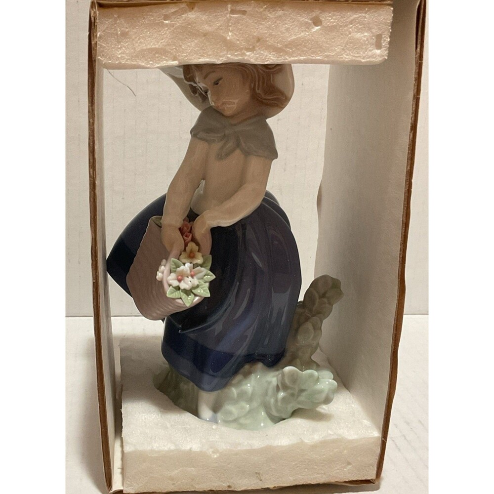 Lladró "Pretty Pickings"  Model #5222 Mint Condition in Original Box